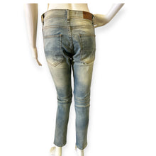 Load image into Gallery viewer, Focus Distressed Jeans