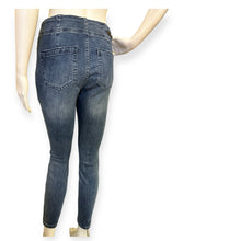 Load image into Gallery viewer, Anthropologie Pilcro Jeans