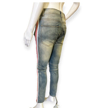 Load image into Gallery viewer, Focus Distressed Jeans