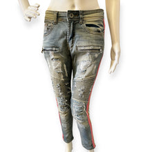 Load image into Gallery viewer, Focus Distressed Jeans