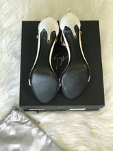 Load image into Gallery viewer, Authentic Giupeppe Zanotti Bianco Gold Link Pumps
